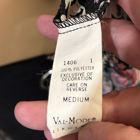 Val Mode satin robe with tie. Sz M - Picture 8 of 8